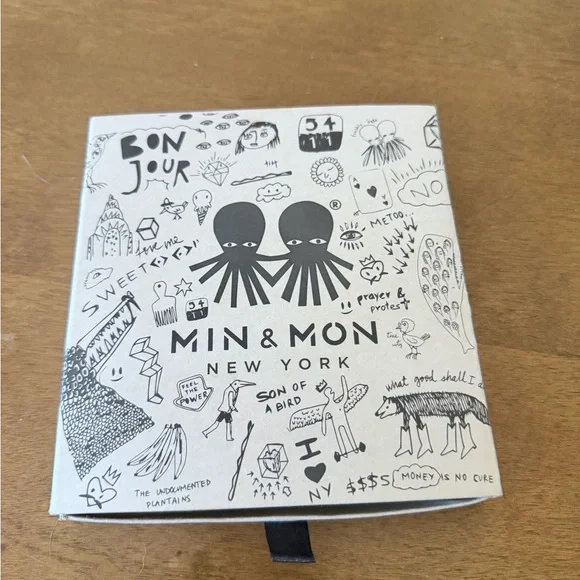 MIN&MON BIRD IN BOOTS CHARM - Picture 5 of 5